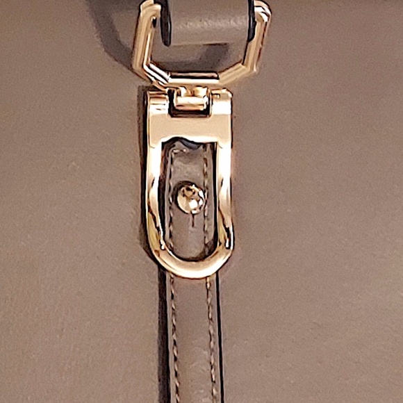 Women's Elegant Faux Leather Zipper Shoulder Bag - Picture 9 of 9